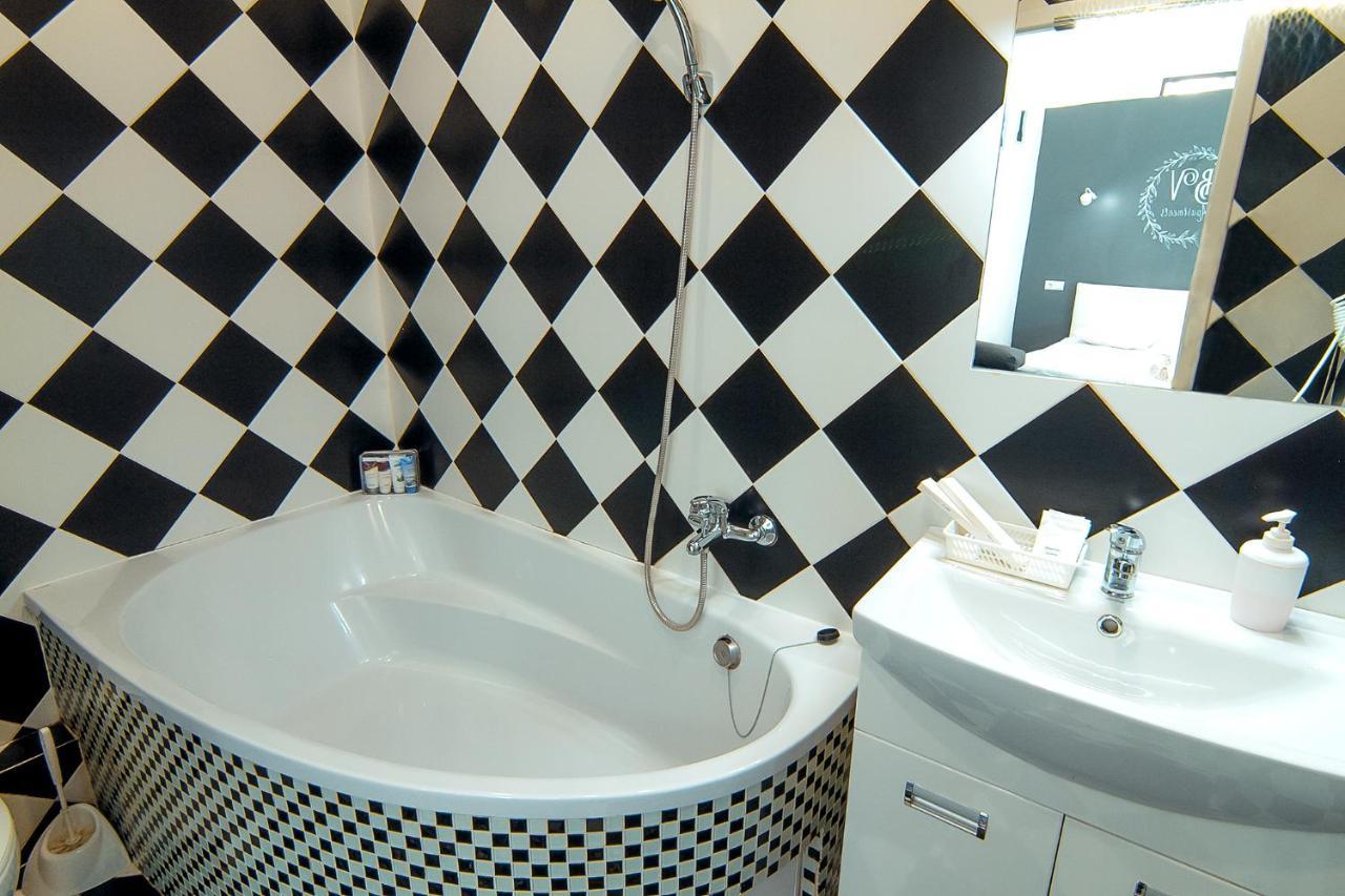 Bv Apartments Black And White 利沃夫 外观 照片