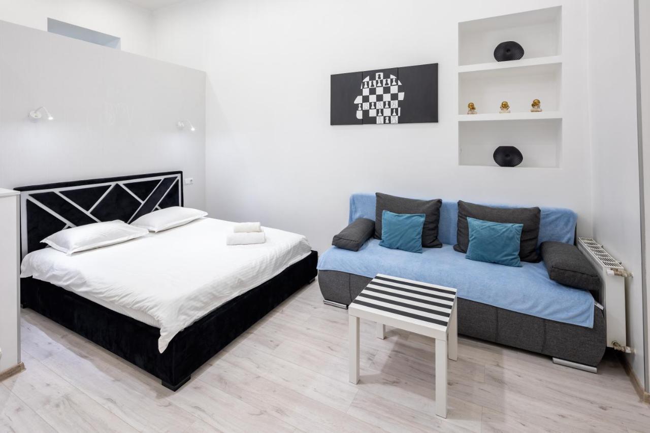 Bv Apartments Black And White 利沃夫 外观 照片