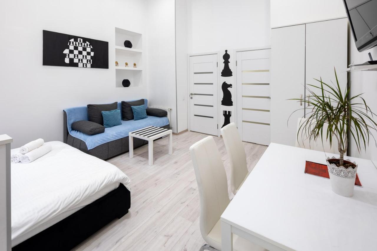 Bv Apartments Black And White 利沃夫 外观 照片