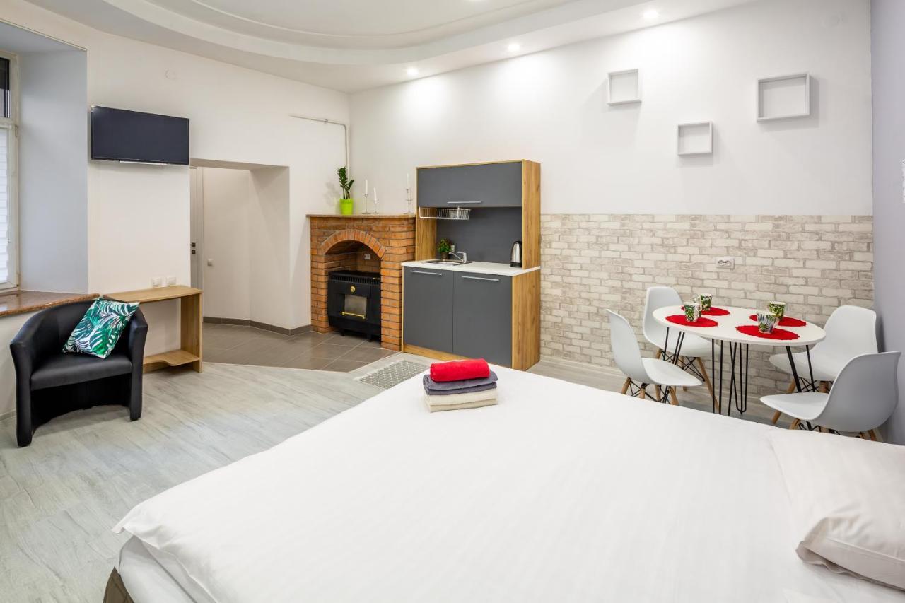 Bv Apartments Black And White 利沃夫 外观 照片