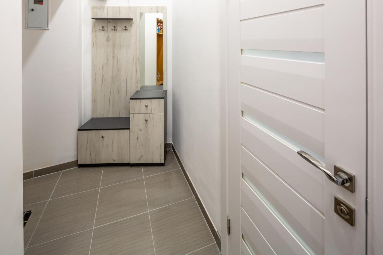 Bv Apartments Black And White 利沃夫 外观 照片